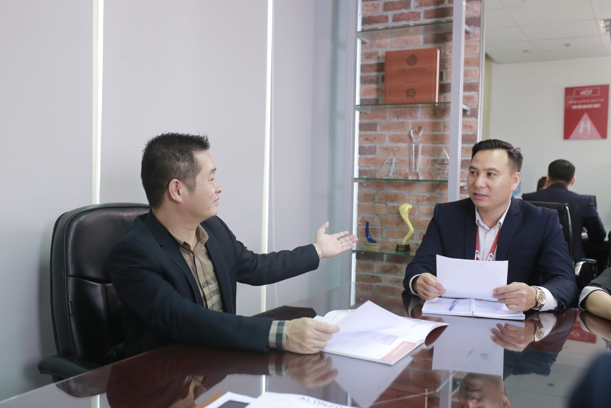 Tổng Giám Đốc Trần Hoàn Sinh (bên trái) trao đổi cùng Trưởng phòng kinh doanh khu vực miền Bắc - Anh Nguyễn Xuân Hiển